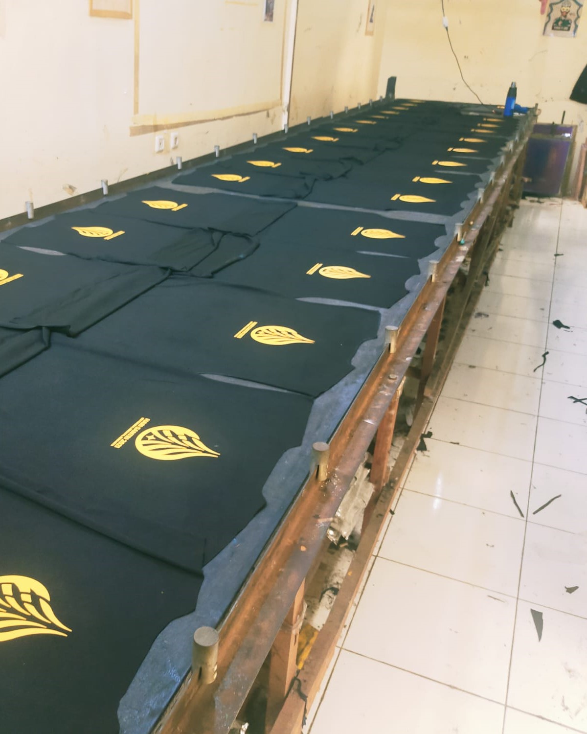 Sablon Manual Logo Emas Massal